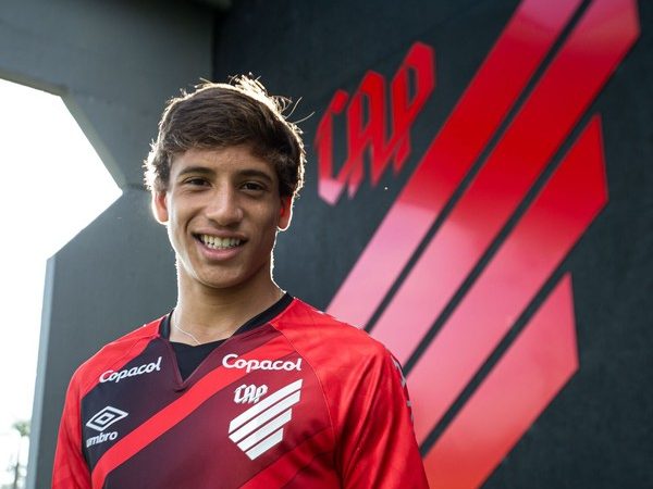 João Cruz garante titularidade em período decisivo para o Athletico