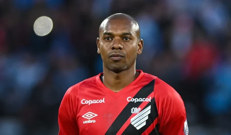 Fernandinho anuncia aposentadoria do futebol aos 40 anos