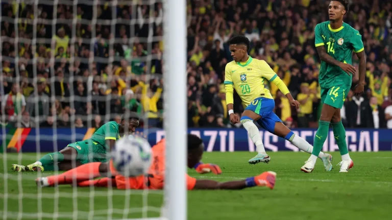 Estêvão comemora primeiro gol do Brasil diante do Senegal (Foto: Ryan Pierse/Getty Images)