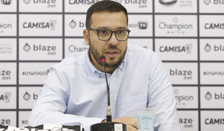 Botafogo encaminha renovação com diretor cobiçado no mercado