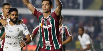 Ganso atuando pelo Fluminense contra o Santos.