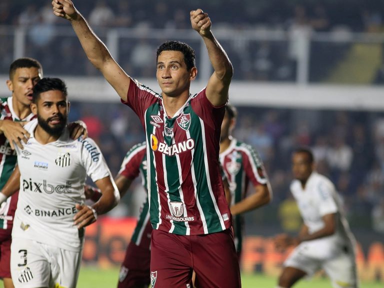 Ganso atuando pelo Fluminense contra o Santos.