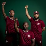 Keno, Marcão e Samuel Xavier vestindo a camisa lançada pelo Fluminense.