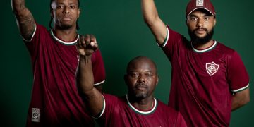 Keno, Marcão e Samuel Xavier vestindo a camisa lançada pelo Fluminense.
