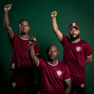 Keno, Marcão e Samuel Xavier vestindo a camisa lançada pelo Fluminense.