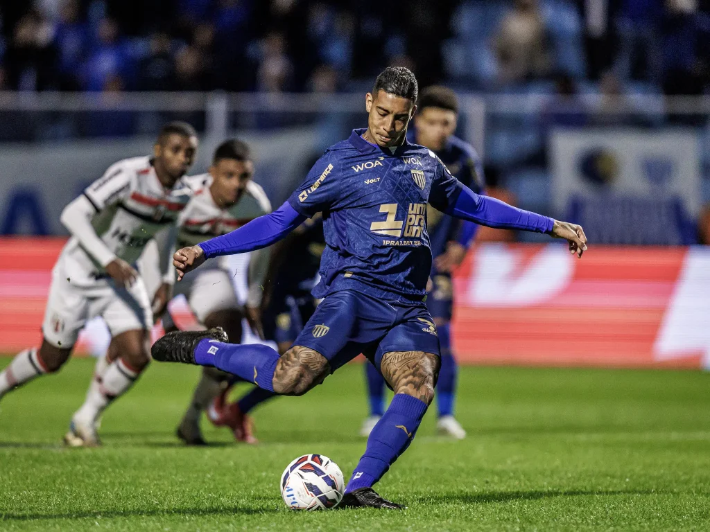 Alef Manga é o primeiro reforço do Remo para 2026 | Foto: Fabiano Rateke - Avaí