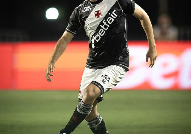 Exames indicam lesão ligamentar e Piton é desfalque no Vasco