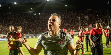 Jair Ventura comemora permanência na Série A Foto: Victor Ferreira - Vitória