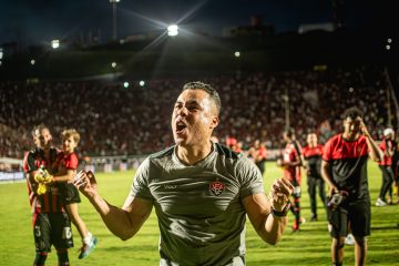 Jair Ventura comemora permanência na Série A Foto: Victor Ferreira - Vitória