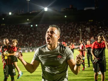 Jair Ventura comemora permanência na Série A Foto: Victor Ferreira - Vitória