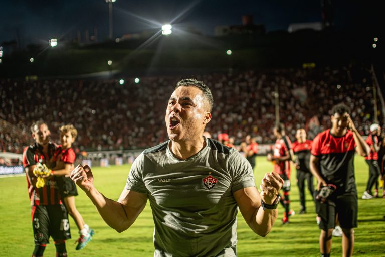 Jair Ventura comemora permanência na Série A Foto: Victor Ferreira - Vitória