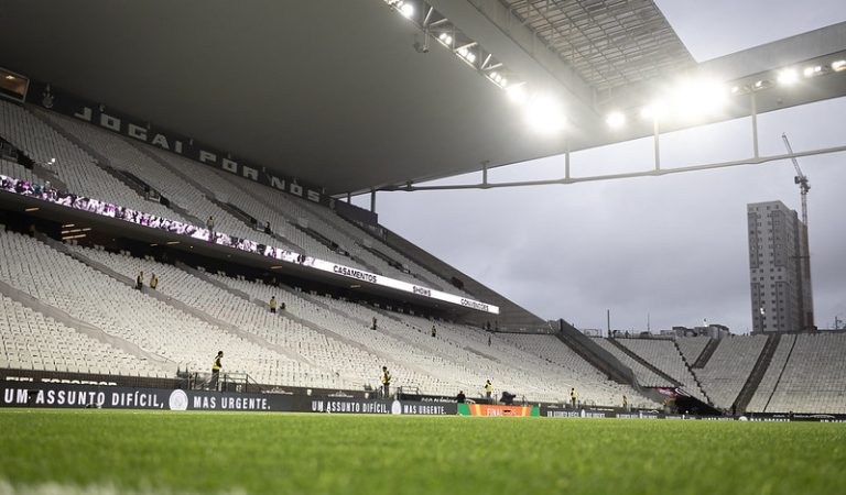 Corinthians e Vasco empatam e decisão fica para domingo