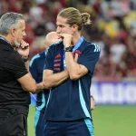 Filipe Luís durante conversa com José Boto, os homens fortes do futebol rubro-negro | Foto: Thiago Ribeiro - AGIF