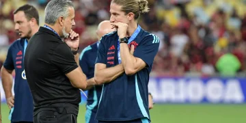 Filipe Luís durante conversa com José Boto, os homens fortes do futebol rubro-negro | Foto: Thiago Ribeiro - AGIF