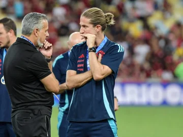 Filipe Luís durante conversa com José Boto, os homens fortes do futebol rubro-negro | Foto: Thiago Ribeiro - AGIF