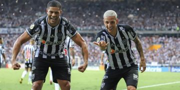 Hulk e Arana, atuando pelo Atlético Mineiro.