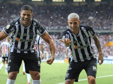 Hulk e Arana, atuando pelo Atlético Mineiro.