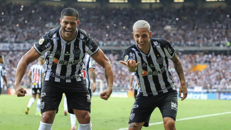 Hulk e Arana, atuando pelo Atlético Mineiro.