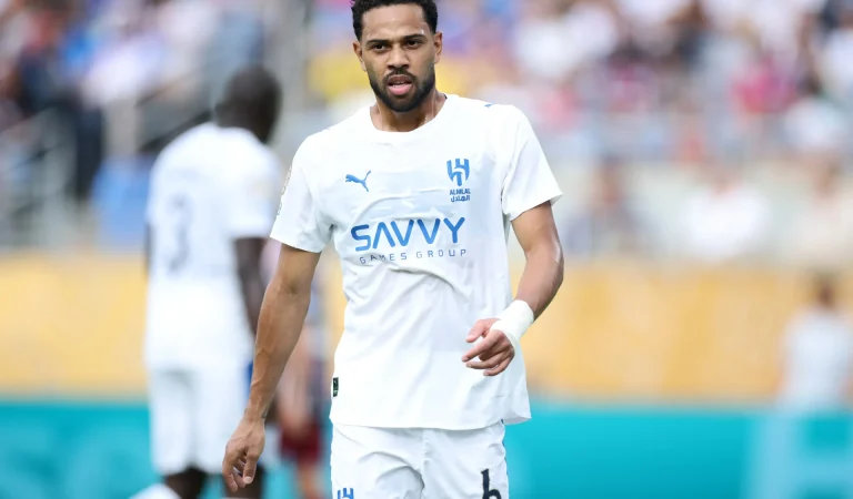 Atlético-MG encaminha acerto com Renan Lodi