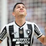 Savarino atuando pelo Botafogo - Foto: Ruano Carneiro/Getty Images