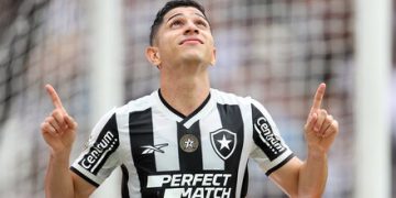 Savarino atuando pelo Botafogo - Foto: Ruano Carneiro/Getty Images