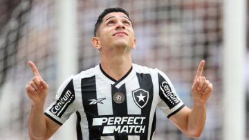 Savarino atuando pelo Botafogo - Foto: Ruano Carneiro/Getty Images