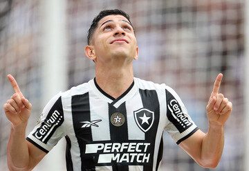 Savarino atuando pelo Botafogo - Foto: Ruano Carneiro/Getty Images