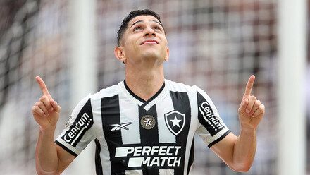 Savarino atuando pelo Botafogo - Foto: Ruano Carneiro/Getty Images