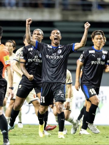 Pereira comemora durante partida pelo Oita Trinita (Foto: Divulgação)