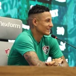 Guilherme Arana fazendo uma entrevista no CT Carlos Castilho - Foto: Beatriz de Sá/BTB Sports