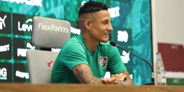 Guilherme Arana fazendo uma entrevista no CT Carlos Castilho - Foto: Beatriz de Sá/BTB Sports