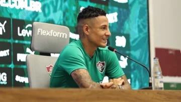 Guilherme Arana fazendo uma entrevista no CT Carlos Castilho - Foto: Beatriz de Sá/BTB Sports