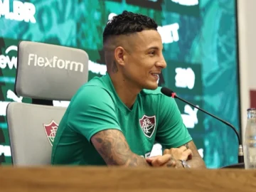 Guilherme Arana fazendo uma entrevista no CT Carlos Castilho - Foto: Beatriz de Sá/BTB Sports