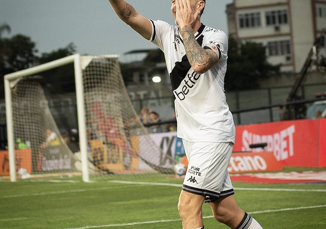 Vasco encaminha venda de Vegetti ao futebol paraguaio