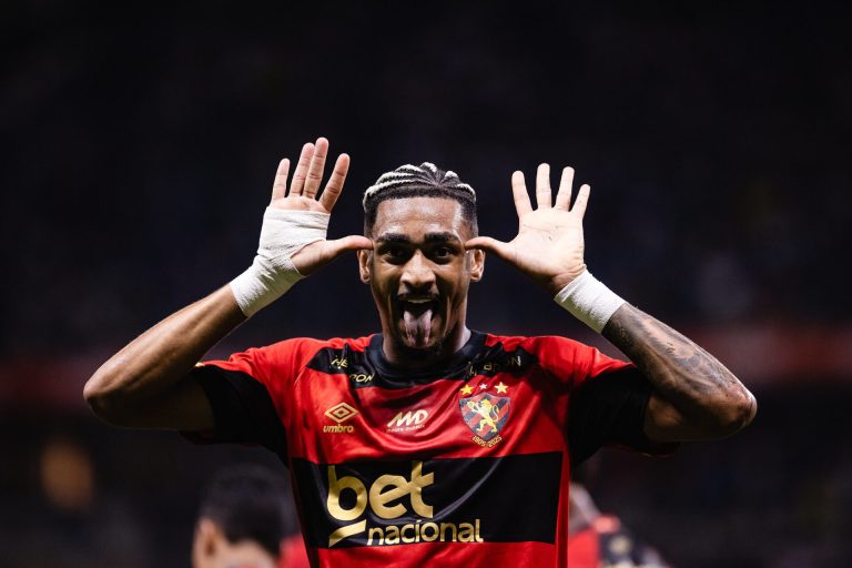 Derick Lacerda durante comemoração de gol pelo Sport | Foto: Paulo Paiva