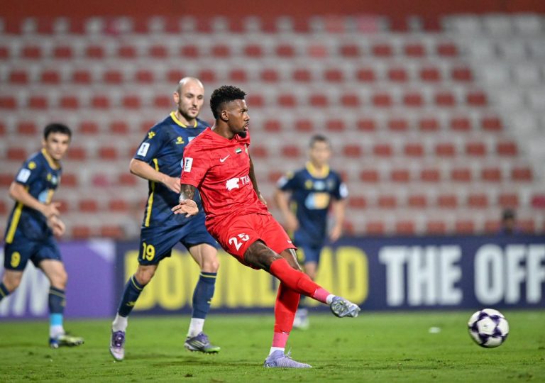 Igor Gomes atuando pelo Shabab Al Ahli.
