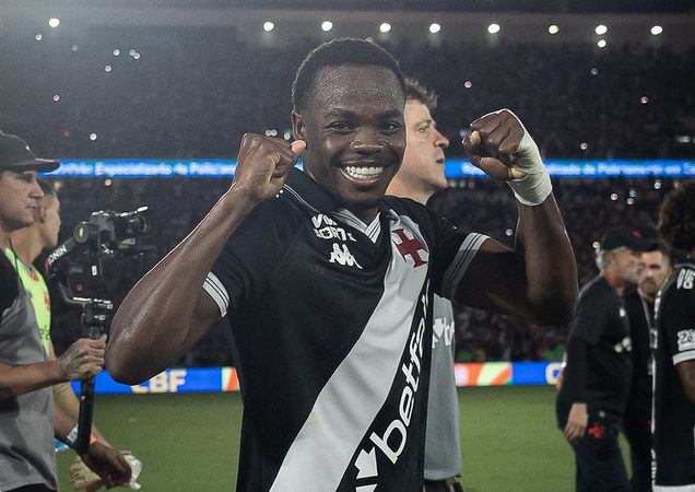 Vasco encaminha compra de Andrés Gómez