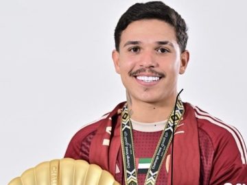 Jadsom com a taça da Challenge Shield