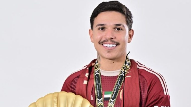 Jadsom com a taça da Challenge Shield