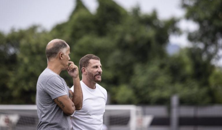 Vasco negocia jogadores para aliviar folha salarial