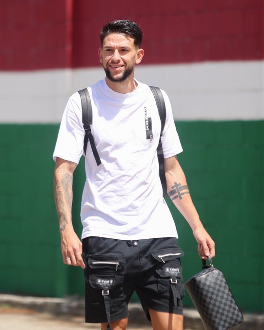 Jemmes se apresentando no CT.