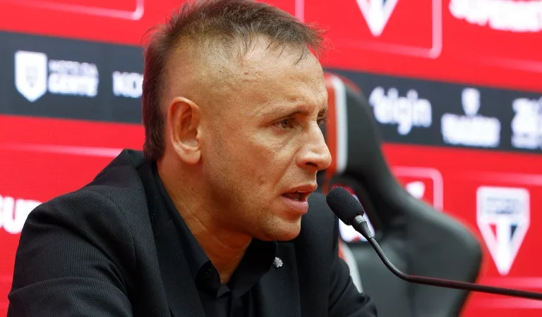 Com discurso firme, Rafinha é apresentado como novo gerente esportivo do São Paulo