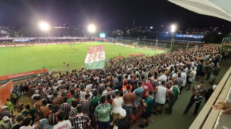 Torcida do Fluminense no Estadio Luso Brasileiro.