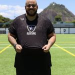 Brenão posa com a camisa do Botafogo (Foto: Paulo França/Botafogo)