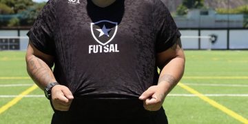 Brenão posa com a camisa do Botafogo (Foto: Paulo França/Botafogo)