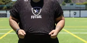 Brenão posa com a camisa do Botafogo (Foto: Paulo França/Botafogo)