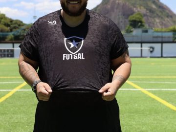 Brenão posa com a camisa do Botafogo (Foto: Paulo França/Botafogo)