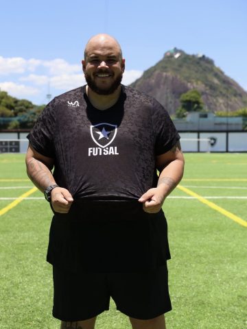 Brenão posa com a camisa do Botafogo (Foto: Paulo França/Botafogo)