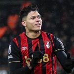 Evanilson comemora gol com a camisa do Bournemouth