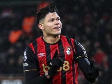Evanilson comemora gol com a camisa do Bournemouth